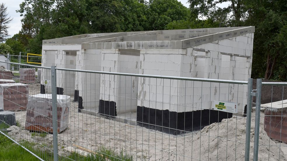 Das neue Sanitärgebäude am Idasee soll im August fertiggestellt werden. Fotos: Zein