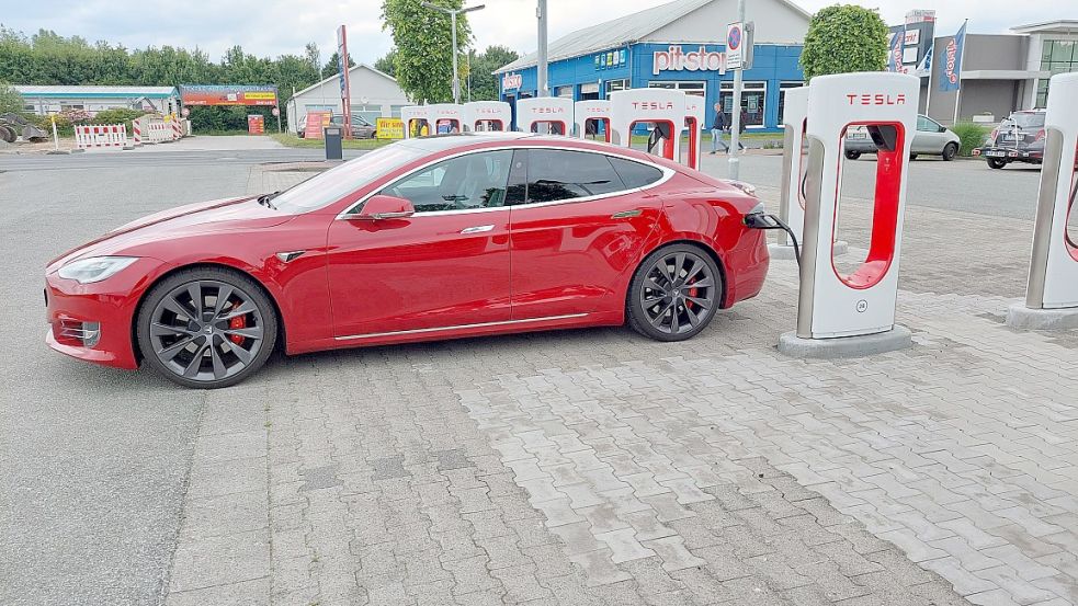 Am Emspark können nun Tesla geladen werden. Foto: Markus Connemann