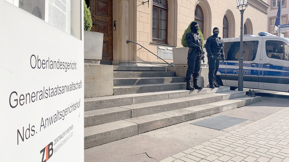 In Saal 94, einem Hochsicherheitstrakt im Oberlandesgericht Celle, ist am Mittwoch das Urteil gegen die Osnabrückerin Romiena S. gefallen, die sich der Terrorvereinigung Islamischer Staat angeschlossen hatte. Für ihre Taten muss die 34-jährige Mutter drei Jahre und drei Monate in Haft. Foto: Lars Laue