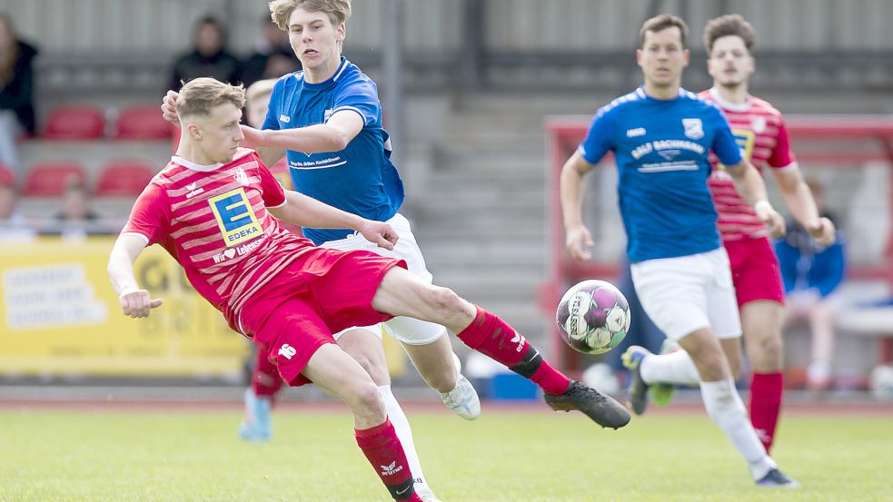 Im Hinspiel der Abstiegsrunde am 1. Mai gewann Aurich (vorne Jakub Kuzniecow) durch ein Last-Minute-Tor in der Nachspielzeit mit 1:0 gegen Borssum. Foto: Doden