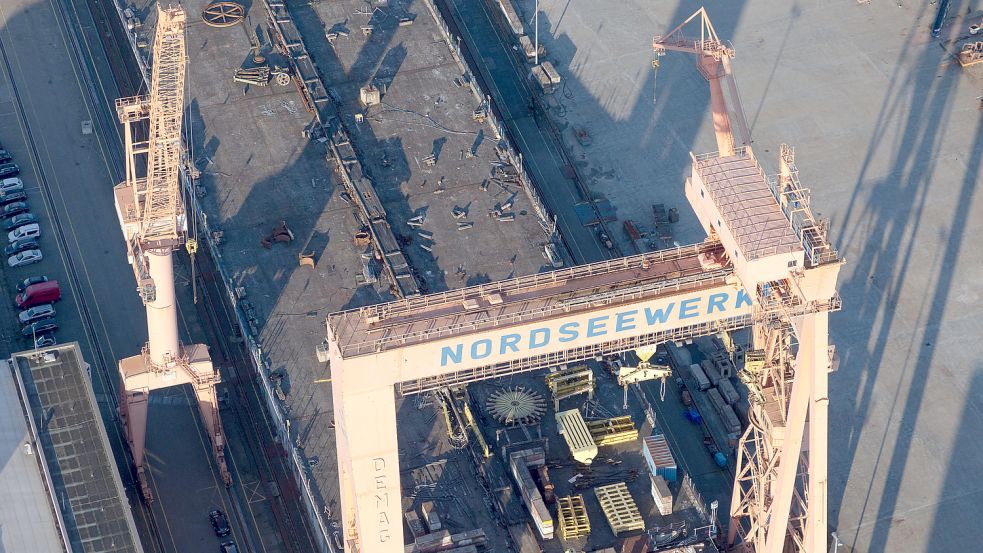 Der Portalkran der traditionsreichen Nordseewerke aus der Vogelperspektive: Es ist das Sinnbild für den einst blühenden Schiffbau in Emden. Foto: Tobias Bruns