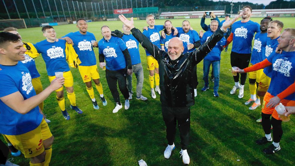 Trainer Stefan Emmerling genoss die Szenen nach dem geschafften Aufstieg – teils wurde es auch sehr emotional. Foto: Doden