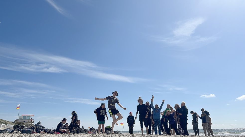 Online haben sich in den vergangenen Wochen zahlreiche 9-Euro-Ticket-Gruppen gebildet. Einige waren Fake, andere setzen ihre Pläne in die Realität um, wie diese Mitglieder von „Sylt52“ am Mittwoch. Foto: Pischel