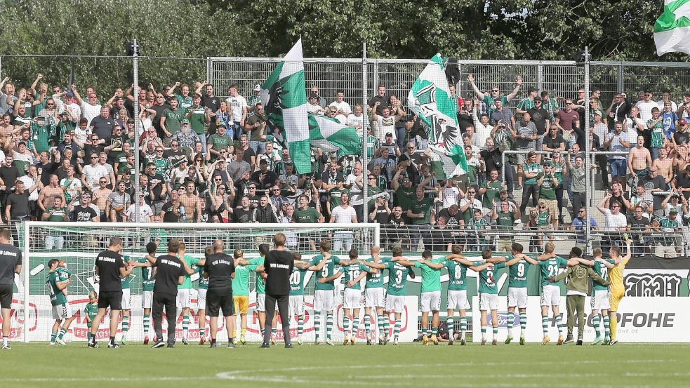 Für Kickers Emden geht es unter anderem an die Lohmühle zum VfB Lübeck. Foto: Nordphoto/Imago