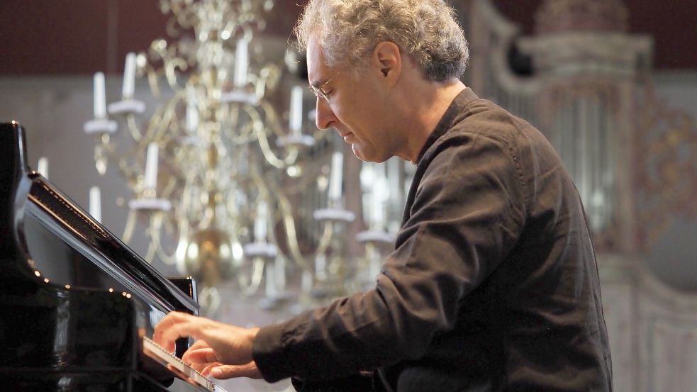 Pianist Matthias Kirschnereit, zugleich künstlerischer Leiter der Gezeitenkonzerte, wird auch beim Auftakt in Esens spielen. Foto: Gezeitenkonzerte