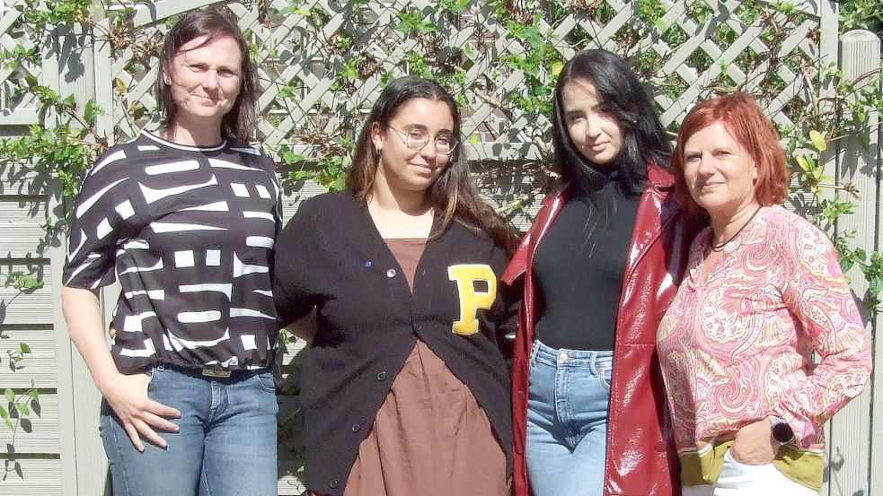 Sprachen über das Austauschprogramm (v. l.): Claudia Lippke (LeeWerk-WISA), Schaïma Hablani, Nour Bendaoud und Daniela Saadhoff-Waalkens (LeeWerk-WISA). Foto: Scherzer