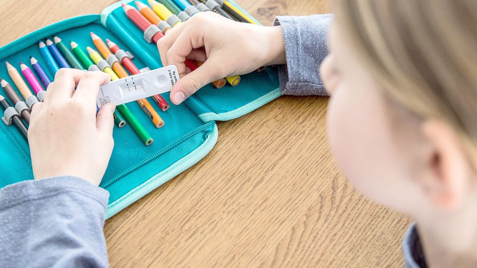 Ein Kind mit Corona-Test: Sollen jetzt alle Schulkinder geimpft werden? Foto: Schmitt/Imago Images