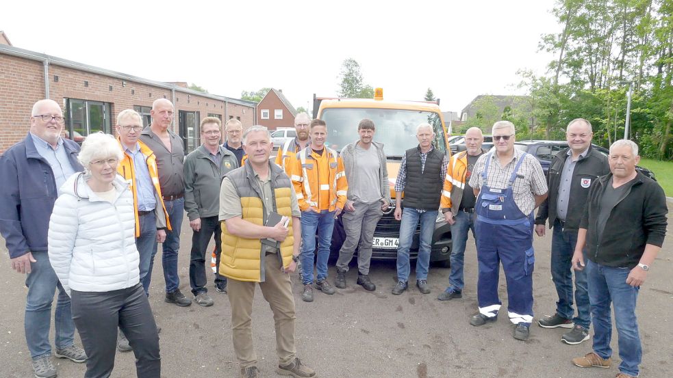 Leiter, Mitarbeiter und Mitarbeiterinnen von Bauhöfen im Landkreis Leer und der Stadt Aurich sowie Vertreter der Sielacht Stickhausen trafen sich am Dienstag in Ostrhauderfehn. Foto: Wieking