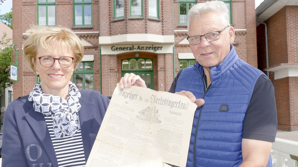 Edith und Günter Specht aus Rhauderfehn mit ihrer Pfingst-Ausgabe des „Anzeigers für das Oberledingerland und Nachbargebiet“ von 1922. Foto: Wieking