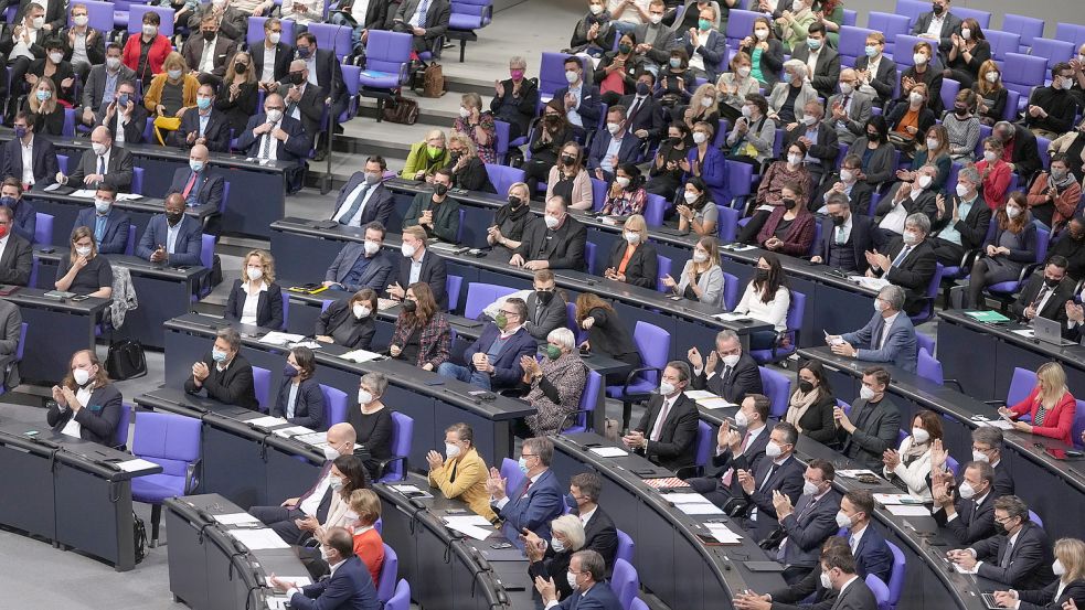 Das Bild zeigt Bundestags-Abgeordnete während der Sitzung im November 2021 im Bundestag. Foto: Nietfeld/DPA