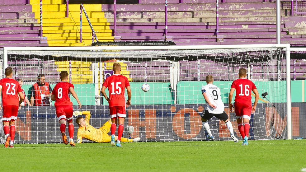 Ab ins Tor: Kapitän Jonathan Burkardt traf gegen Ungarn zum zwischenzeitlichen 2:0 Foto: Helmut Kemme