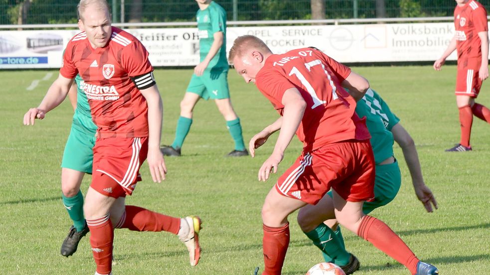 Ole Eucken (links) und Frank Waden wollen sich gerne mit dem Klassenerhalt verabschieden. Die Chance ist noch da. Wie groß sie ist, weiß man heute Abend. Foto: Damm