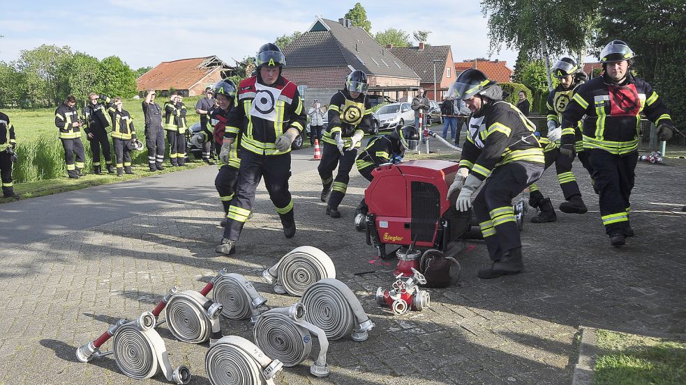 Beim Feuerwehr-Wettbewerb zum Auftakt ging es um Schnelligkeit. Foto: Wolters