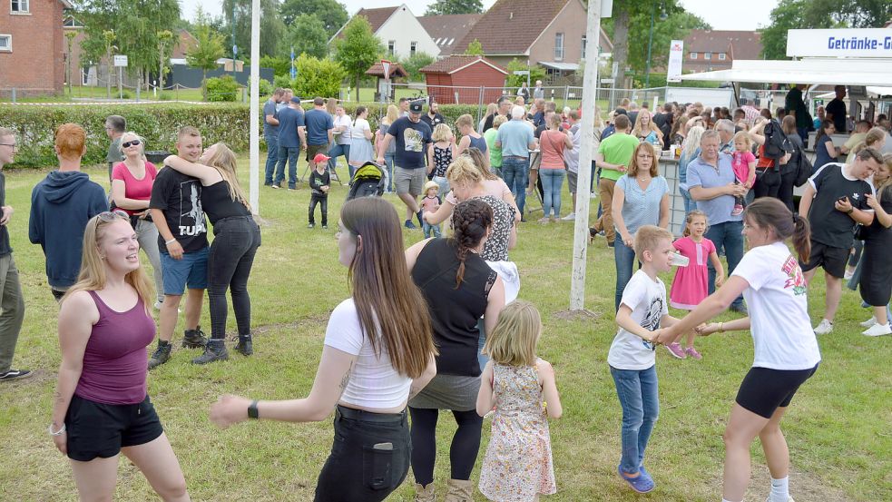 Zahlreiche Radfahrer und Bollerwagen-Teams, die am Pfingstsonntag in Rhauderfehn unterwegs waren, machten Station bei der Pfingstfeier in Holte. Ausrichter der erstmalig ausgetragenen Veranstaltung war des Motivwagenteam aus Holte. Fotos: Weers