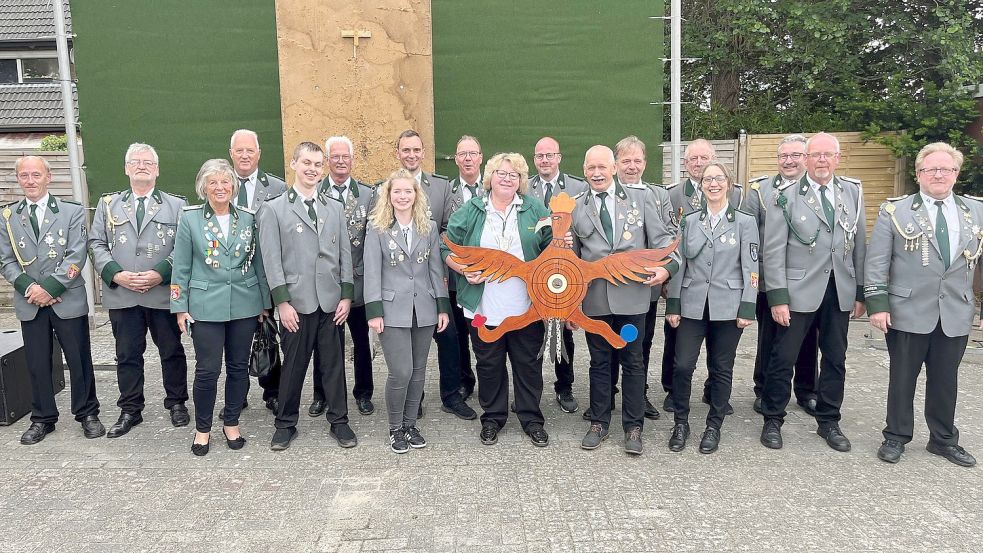 Nach dem Kaiserschießen des Schützenvereins Völlenerfehn stellten sich die Teilnehmer zum Gruppenfoto auf. Neue Kaiserin ist Maria Schipper (Bildmitte, mit dem Adler ind er Hand). Foto: Privat