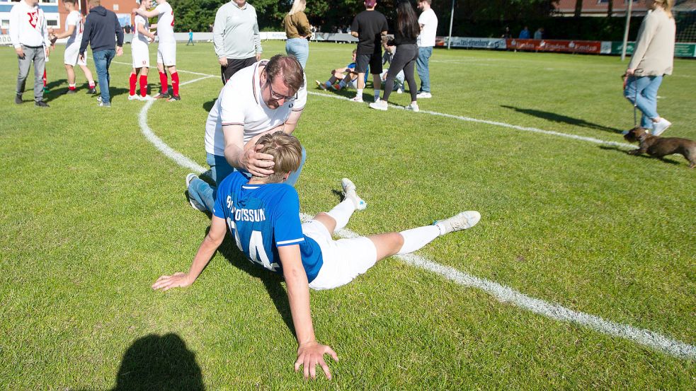 Trost gab es für die Emder Spieler auch von Emdens Oberbürgermeister Tim Kruithoff, dem ehemaligen Vorsitzenden von BW Borssum. Foto: Doden