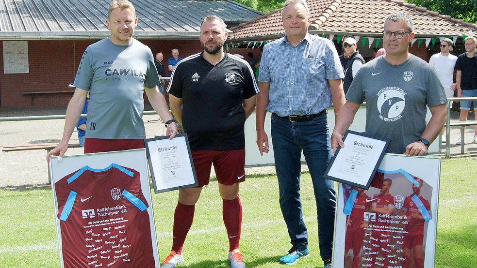 Die Partie der SG Westoverledingen stand auch unter dem Vorzeichen von Abschieden. So wurden der langjährige Trainer Gerd Bartsch (links) und Co-Trainer Stefan Janssen (rechts) von den Vereinsvorsitzenden Andre Hessenius (Zweiter von links, Flachsmeer) und Thomas Weiches (Völlen) offiziell verabschiedet. Foto: Reemts