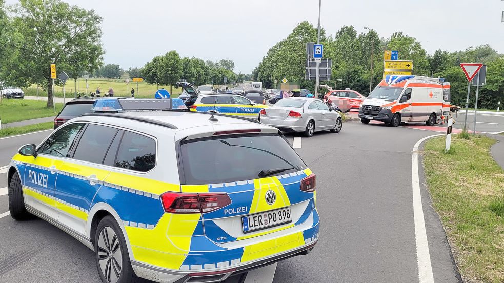 Die Polizei sperrte die Straße nach dem Unfall ab. Foto: Wolters