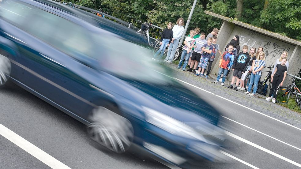 Die Kinder und Jugendlichen aus Bingum warten an der Bundesstraße auf den Bus. Foto: Ortgies/Archiv