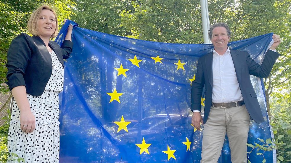 Flagge für Europa zeigen: Claudia Kruhl und Lars Murra stellen das auf fünf Jahre angelegte Projekt für Auslandspraktika vor. Foto: Wimberg