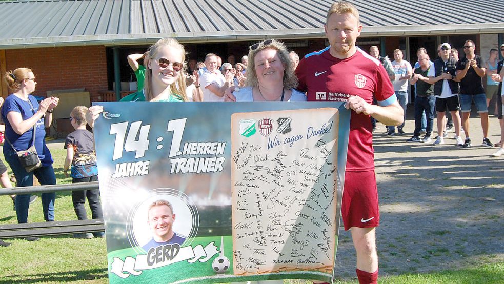 Gerd Bartsch, hier mit seiner Tochter Feemke und seiner Frau Kerstin, bekam zum Abschied ein Banner mit Unterschriften. Foto: Reemts