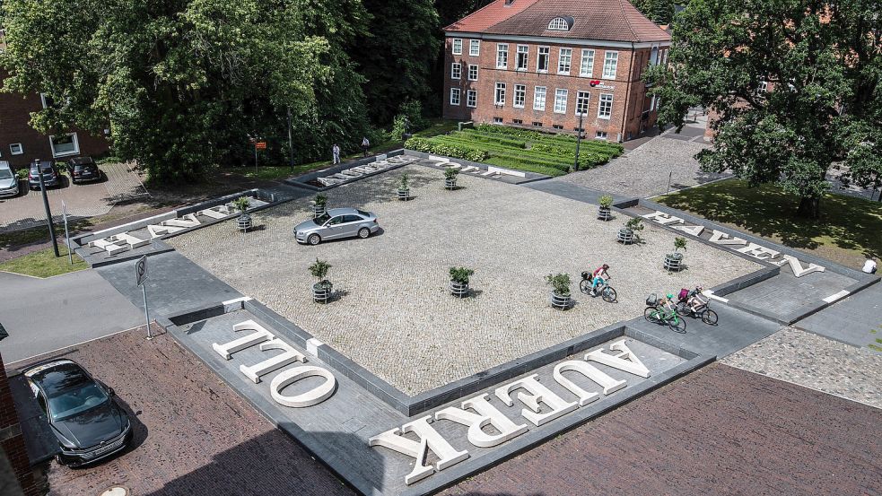 Das Foto ist vom Landschaftsgebäude aus aufgenommen. Von oben ist der Schriftzug „Oll Haven Auerk“ zu erkennen. Foto: Archiv/Ortgies