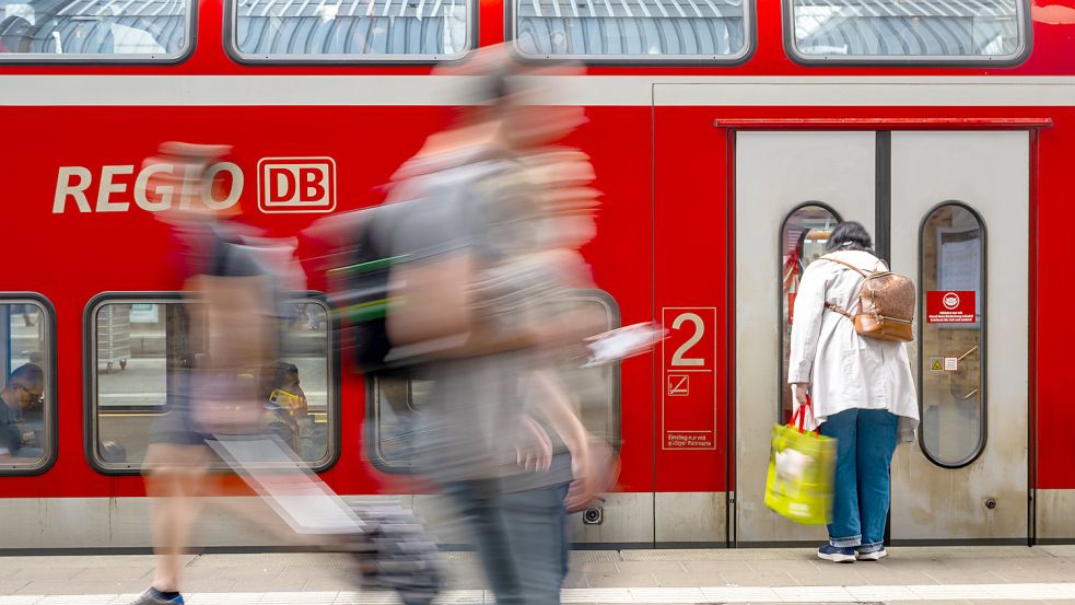 Für Menschen im ländlichen Raum ist es gar nicht so einfach, das 9-Euro-Ticket effizient zu nutzen. Foto: Lennart Preiss/dpa
