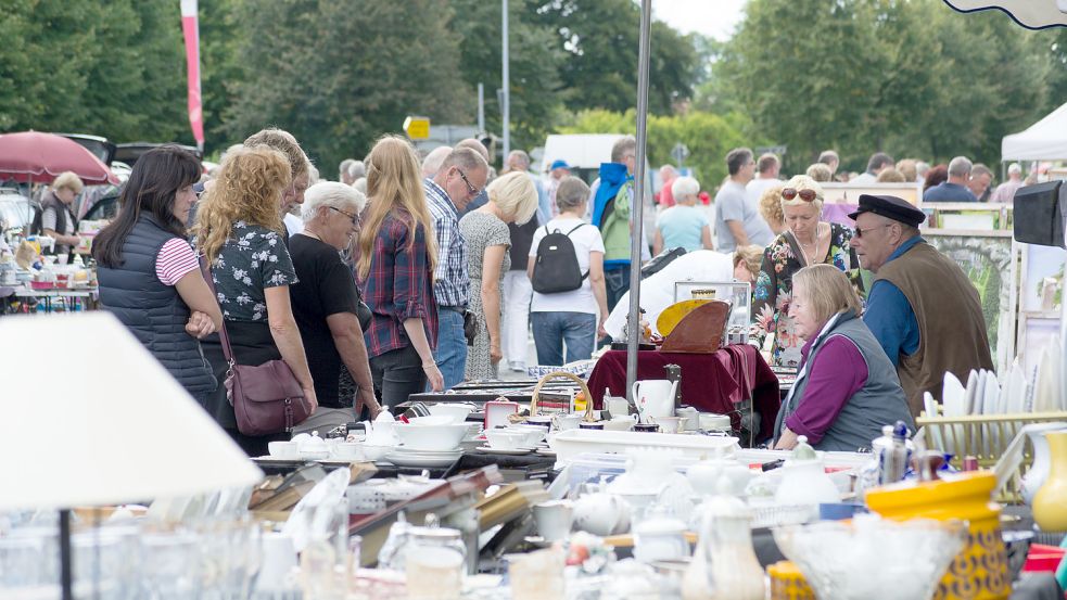 Der Touristikverein Erholungsgebiet Barßel-Saterland veranstaltet beim Hafenfest am Sonntag einen Flohmarkt. Archivfoto: Dubbis/Touristikverein