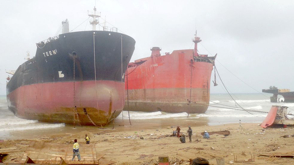 In Pakistan werden große Schiffe direkt auf den Strand gesetzt, um sie abzuwracken. Foto: Ppi/Zuma Press/dpa