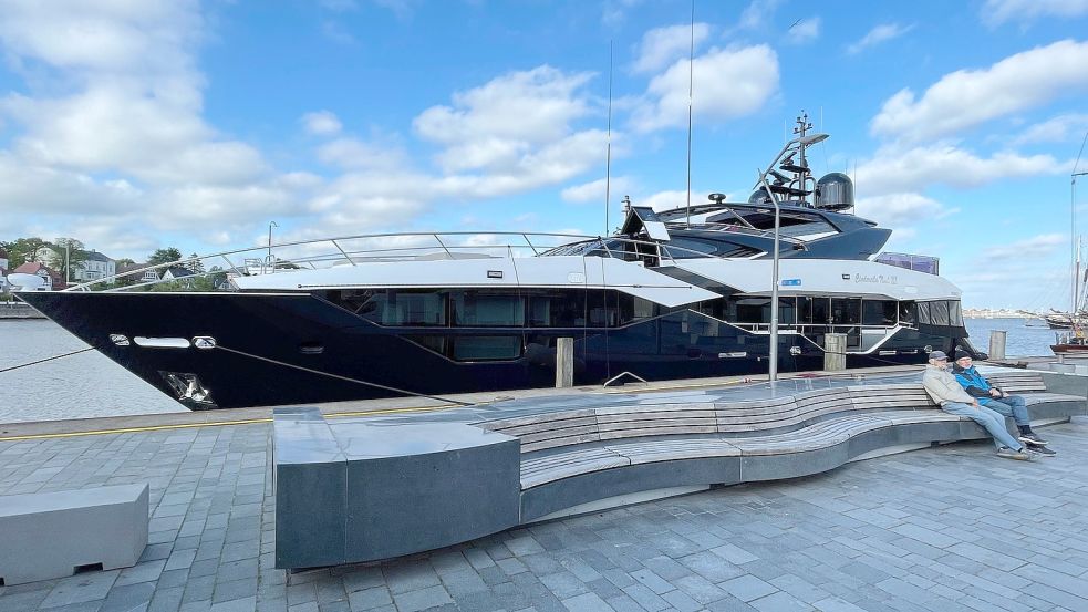 Die 35 Meter lange Megajacht „Cinderella Noel III“ liegt noch bis Sonntag im Stadthafen. Foto: Arne Peters