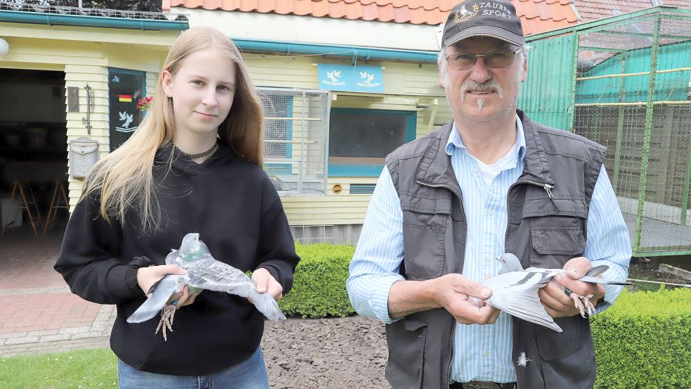 Auf erfolgreichem Kurs bei der Brieftaubenzucht ist die Schlaggemeinschaft mit Melissa und Erwin Nienaber aus Sedelsberg. Foto: Passmann