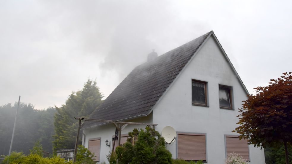 Als die Feuerwehren am frühen Mittwochmorgen in der Elisabethfehner Straße in Ramsloh eintrafen, stieg bereits dichter Rauch aus dem brennenden Haus auf. Fotos: Thomas Giehl/Gemeindepressewart der Freiwilligen Feuerwehr Saterland