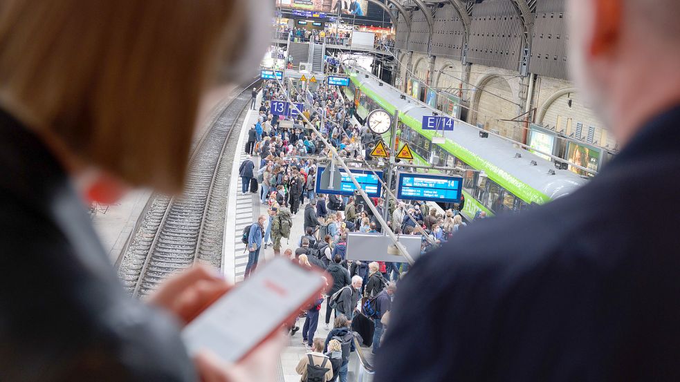 Das 9-Euro-Ticket sorgte vor allem am Pfingstwochenende für volle Gleise und überfüllte Züge. Foto: dpa/Jonas Walzberg