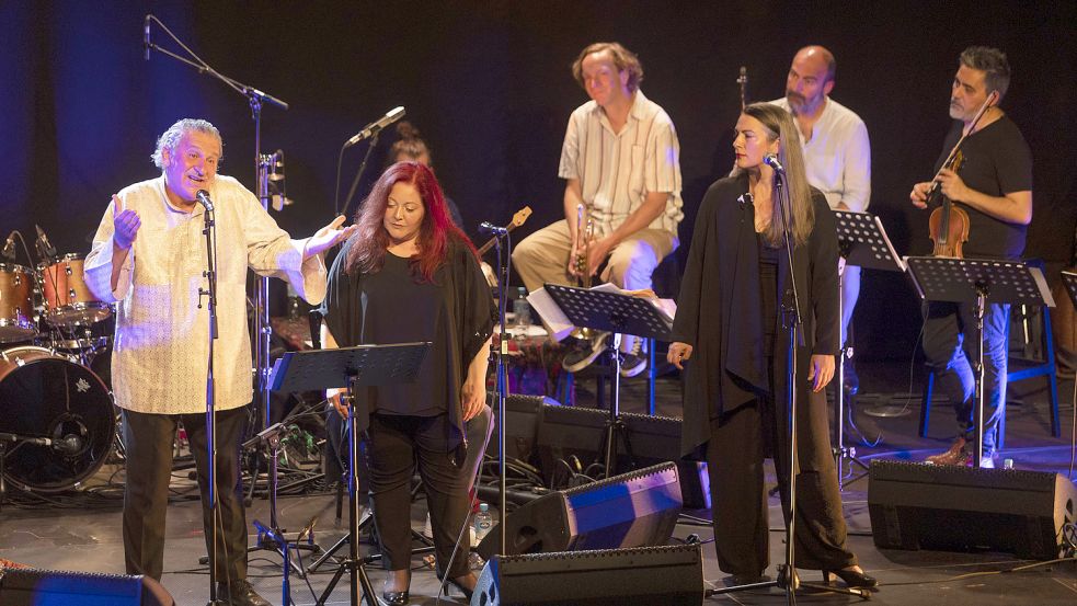 Intensive Momente: Ibrahim Keivo, Dima Orsho und Jelena Milušić beklagen, gemeinsam mit der Morgenland All Star Band, Krieg und Elend in ihren Heimatländern. Foto: Swaantje Hehmann