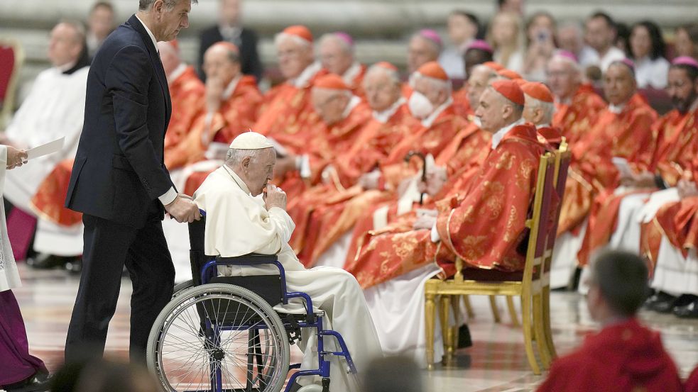 Bei der Pfingstmesse im Petersdom kam Papst Franziskus im Rollstuhl. Foto: Alessandra Tarantino/dpa