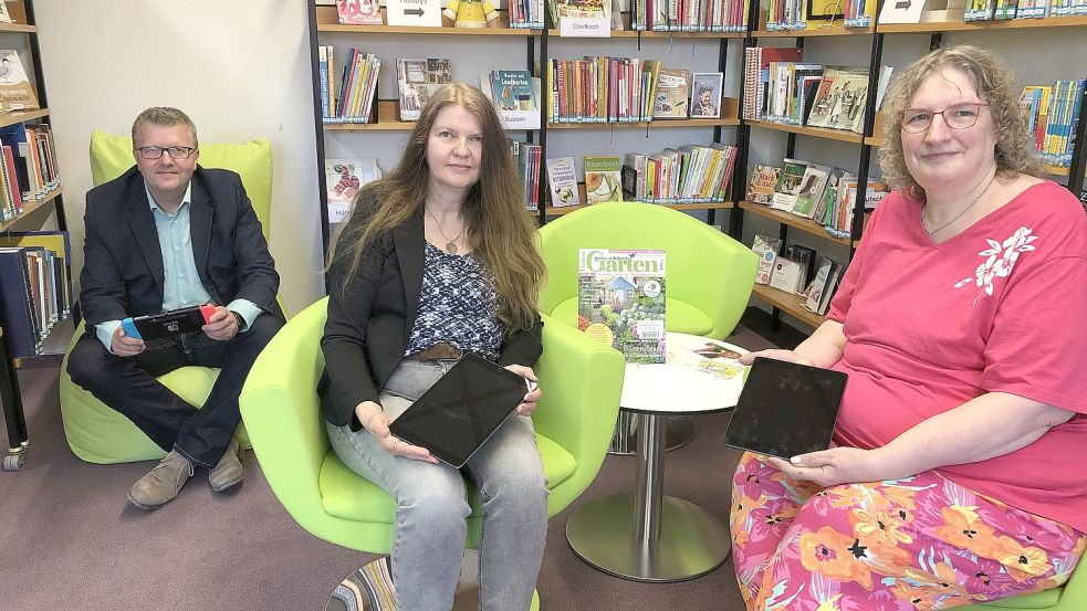 Freuen sich über die neuen Anschaffungen: Bürgermeister Theo Douwes, Büchereileitung Anja Kellermann und Mitarbeiterin Cornelia Diekmannn. Foto: Gemeinde Westoverledingen