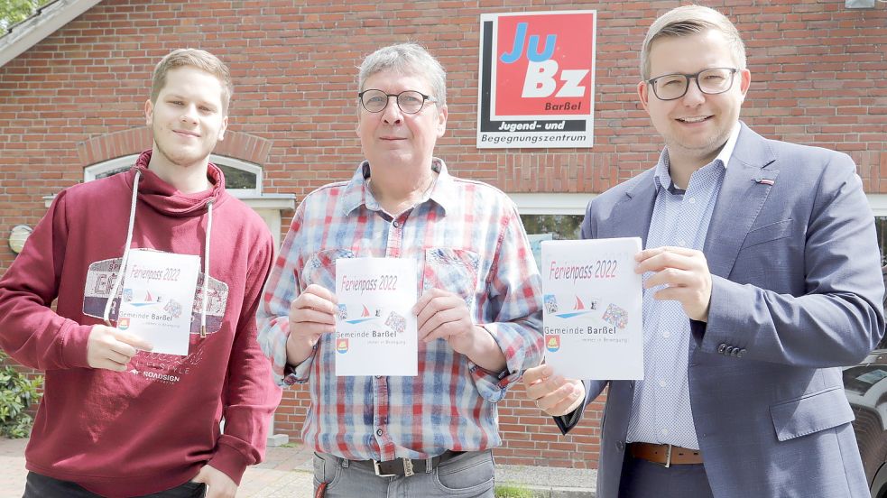 Das neue Programm des Ferienpasses der Gemeinde Barßel stellten (von links) FSJler Lars Feldmann, Gemeindejugendpfleger Hartmut Börchers und Bürgermeister Nils Anhuth vor. Foto: Passmann