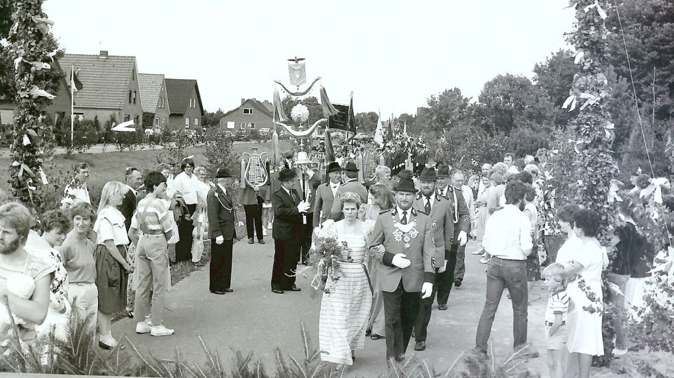 Das Schützenfest in Ostrhauderfehn ist das größte in der Region. Das Foto zeigt den Umzug 1989.