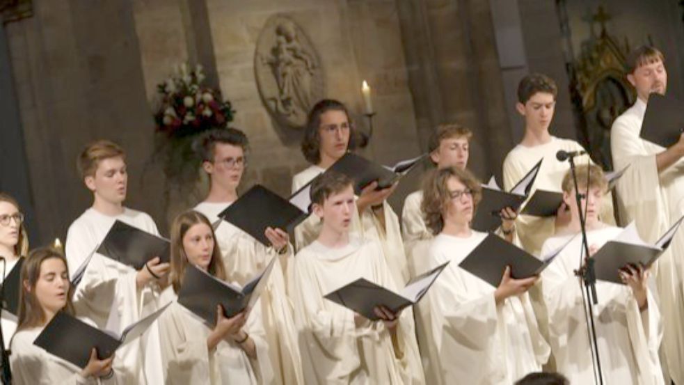 Der Osnabrücker Jugendchor erfüllt wieder den Dom mit seinem Gesang. Foto: Thomas Osterfeld