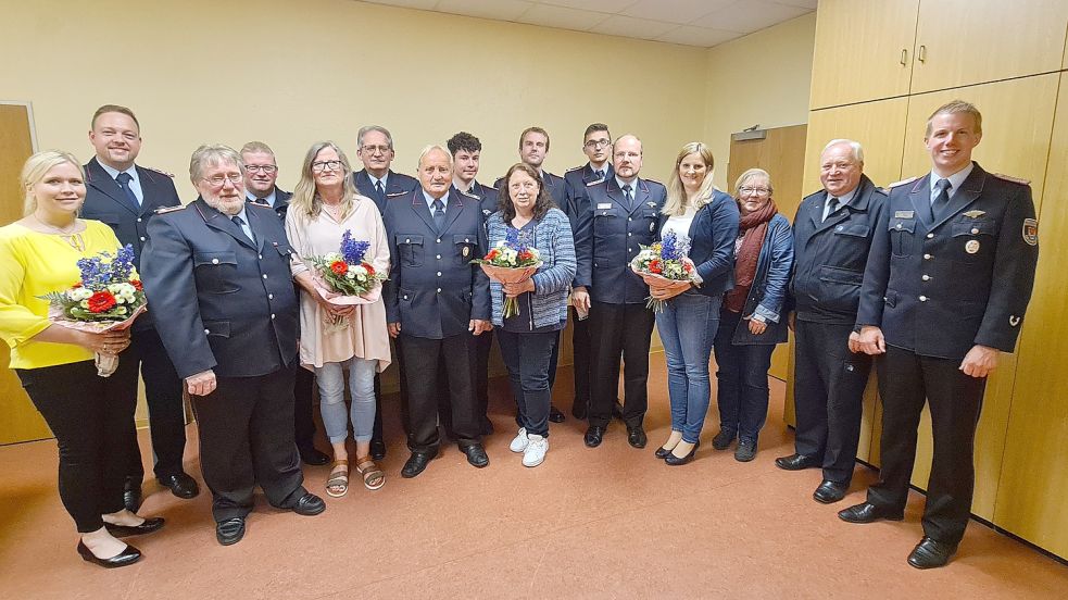 Ausgezeichnete und beförderte Mitglieder der Freiwilligen Feuerwehr sowie einige der Partnerinnen. Foto: Bruns