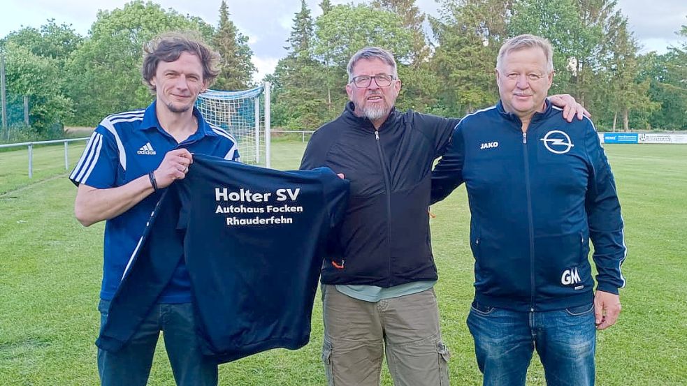 Der Holter SV präsentiert seinen neuen Trainer (von links): Vereinsvorsitzender Berti Dendzik, Hugo Rosenwinkel und Günther Meyer. (3. Vorsitzender). Foto: Verein