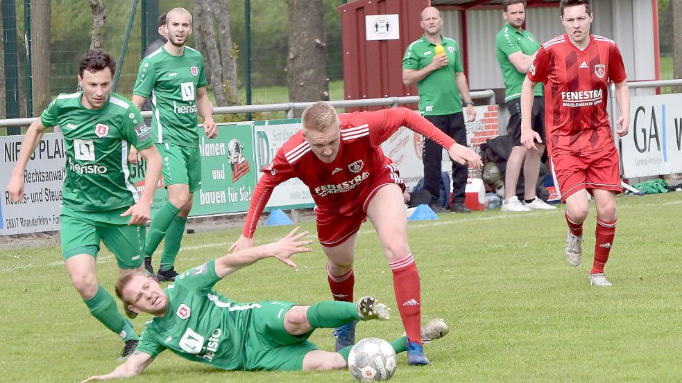Westrhauderfehn (vorne Frank Waden) verlor das Hinspiel gegen Bad Rothenfelde mit 0:2. Bei diesem Ergebnis am Sonntag wäre TuRa abgestiegen. Foto: Damm