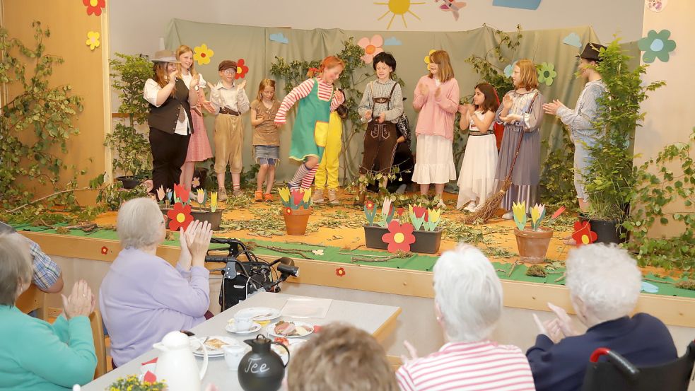 Die Besucher und Besucherinnen des „Begegnungsnachmittags 60+“ waren von der Aufführung der Schulkinder begeistert. Foto: Passmann