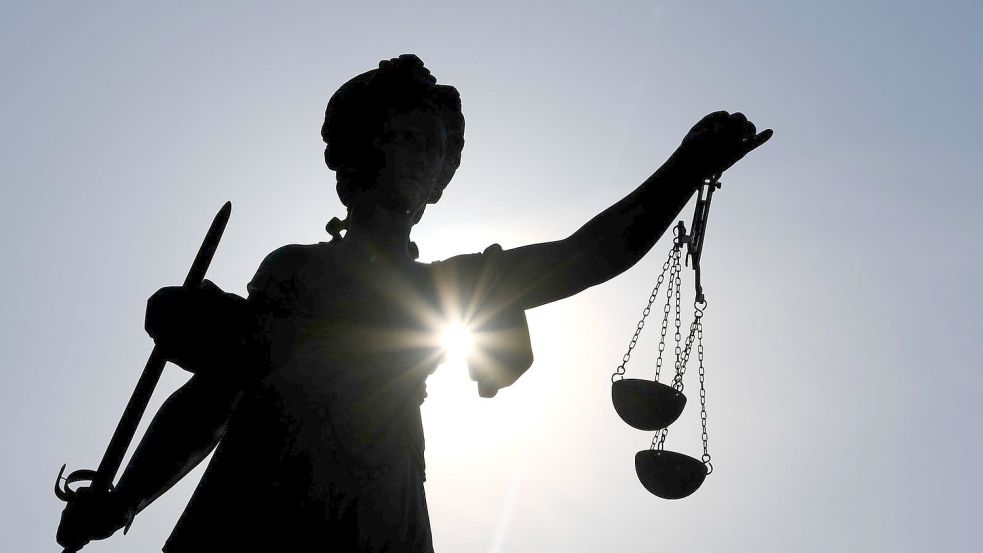 ARCHIV - Eine Statue der Justitia steht mit Waage und Schwert in der Hand. Foto: Arne Dedert/dpa/Symbolbild Foto: Arne Dedert