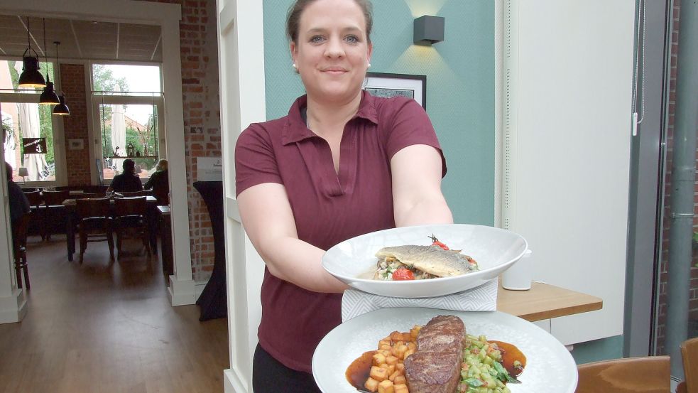 Natascha Gaede (32) serviert im Ankerplatz die Hauptspeisen Wolfsbarsch auf Erbsen-Pilzrisotto mit Sherrysud und rosa gebratenes Roastbeaf auf grünen Bohnen mit Pommes Risolée. Foto: Scherzer