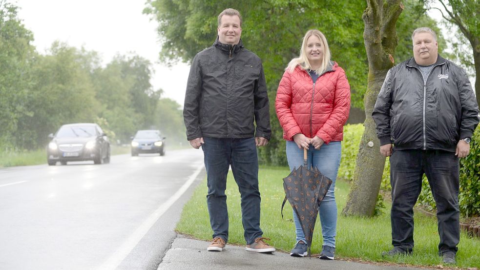 An der Landesstraße 1 und an der Kreisstraße 111 zwischen Oldersum und Simonswolde gibt es keinen Radweg. Dieser muss endlich kommen, finden (von links) Jens de Vries, Inga Damm und Hinrich Päben. Foto: Lüppen