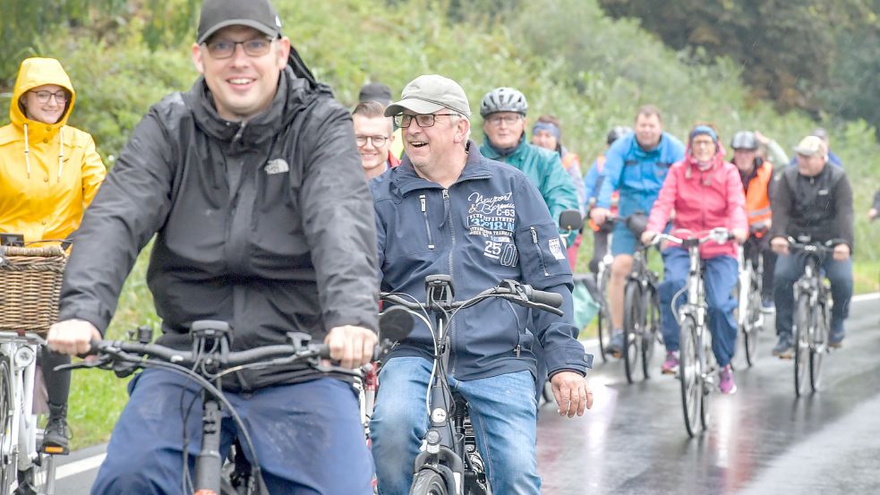 Bei der ersten Aktion für den Radweg machten rund 40 Teilnehmer mit. Sie hatten nicht gerade das beste Wetter erwischt. Foto: Ortgies/Archiv