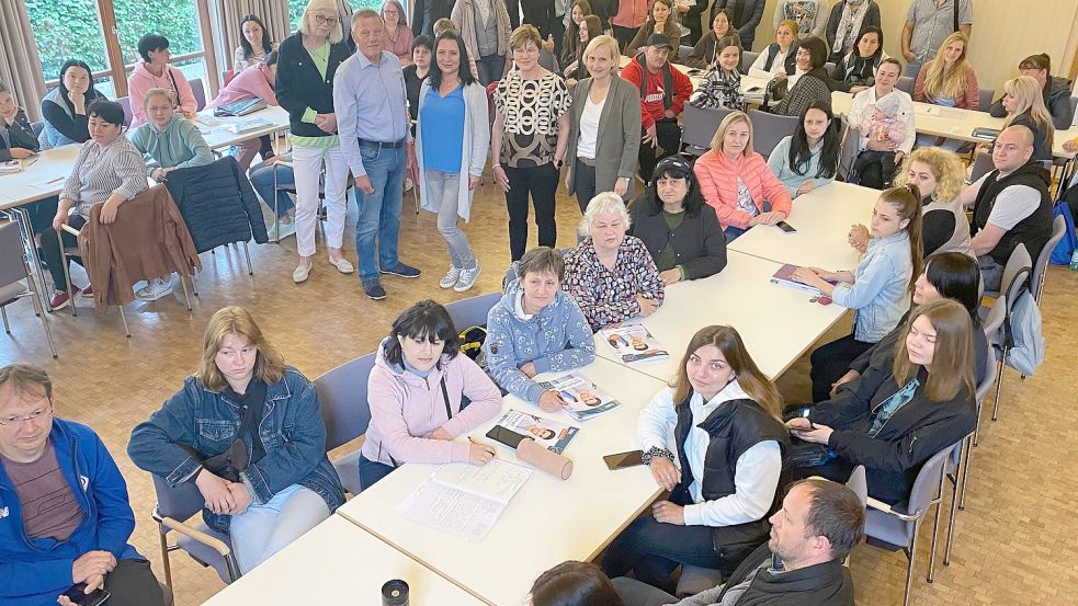 Große Resonanz: Rund 70 Frauen und Männer aus der Ukraine trafen sich mit den Dozenten und Vertretern des Bildungswerks (stehend, Mitte) zur Gruppeneinteilung für neue Deutschkurse im Friesoyther Franziskushaus. Foto: Wimberg