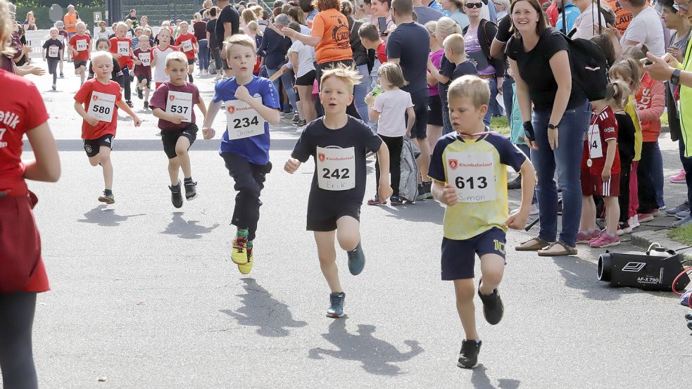 Die Kinder sprinteten um die Wette und die Eltern standen begeistert am Straßenrand. So hatten alle ihre Freude an der Veranstaltung. Fotos: Passmann