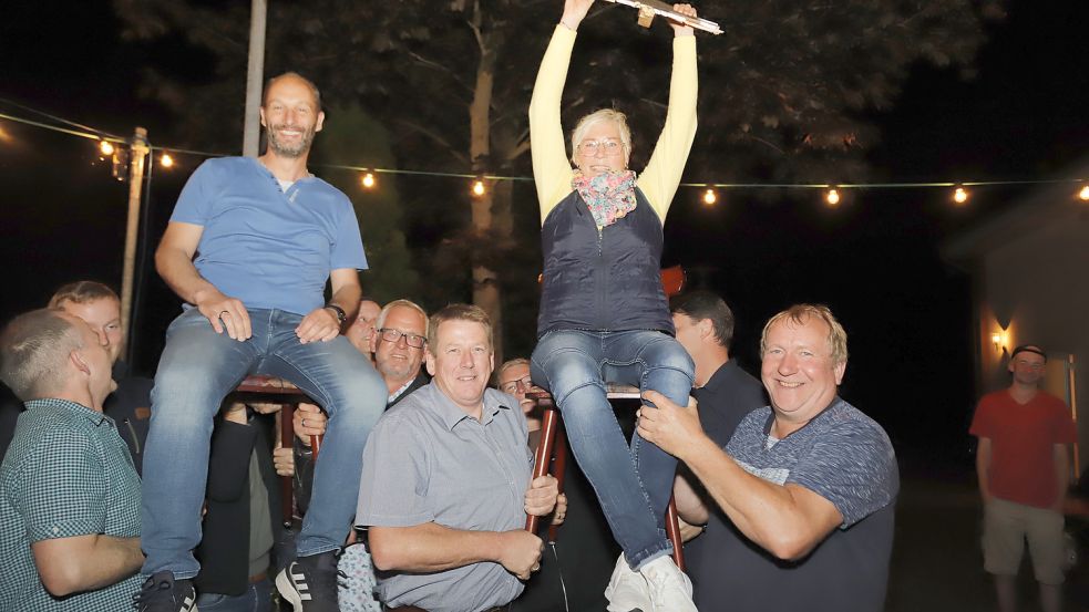 Die Schützenbrüder der Schützenkameradschaft Friesenkönig Radbod Bollingen ließen das neue Königshaus Wilfried und Christina Harms Hoch leben Foto: Passmann